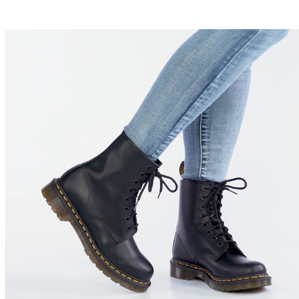 Dr. Marten 1460 WOMEN'S SMOOTH LEATHER LACE UP BOOTS